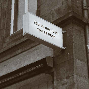 壁に白い看板文字黒