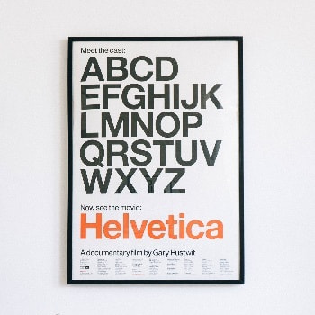 白い壁にポスター英語